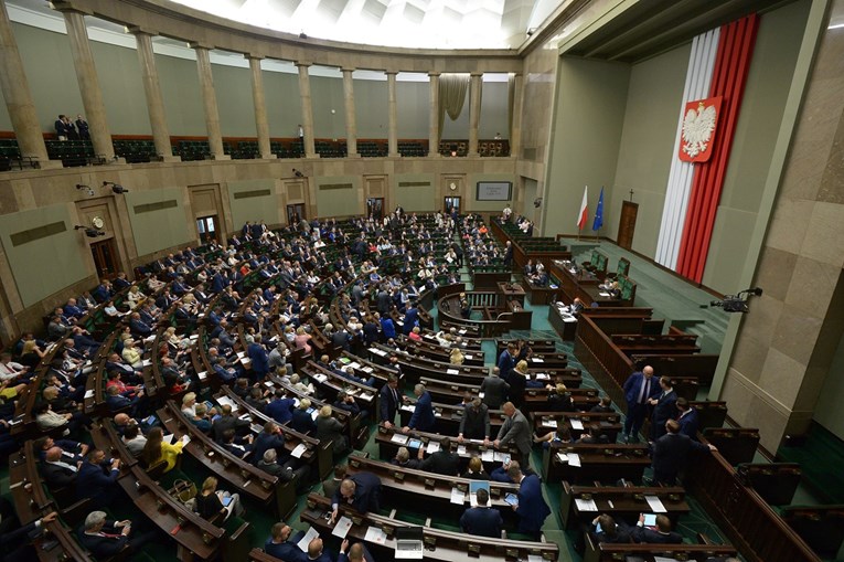 Poljska vlada će nastaviti reformu pravosuđa unatoč predsjedničkom vetu