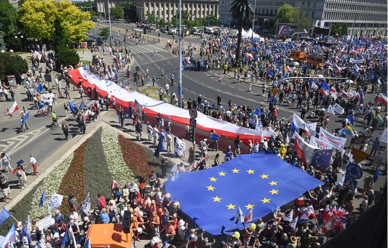 VIDEO Deseci tisuća Poljaka na ulicama u prosvjedu protiv konzervativne vlade