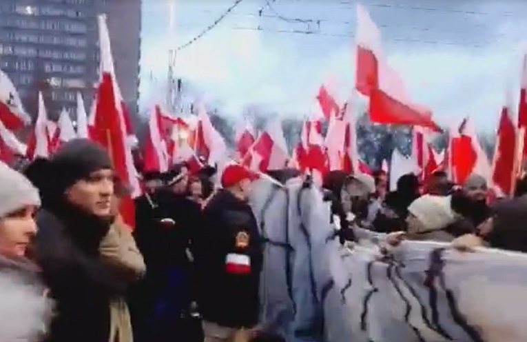 Pogledajte trenutak u kojem je par antifašista stalo pred kolonu ekstremnih desničara u  Varšavi