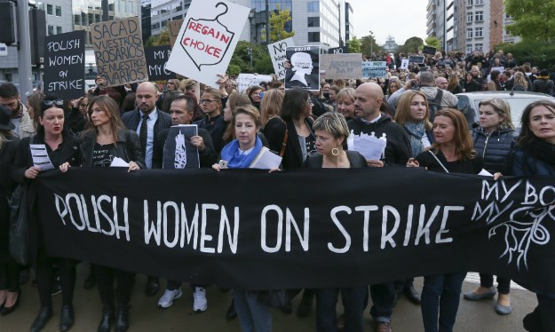 Konzervativci u Poljskoj zbog masovnih prosvjeda odustali od potpune zabrane abortusa