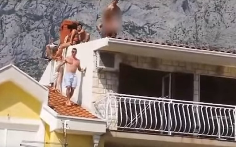 VIDEO Goli turisti divljali na krovu kuće u Makarskoj, susjedima pokazivali spolovila i guzicu