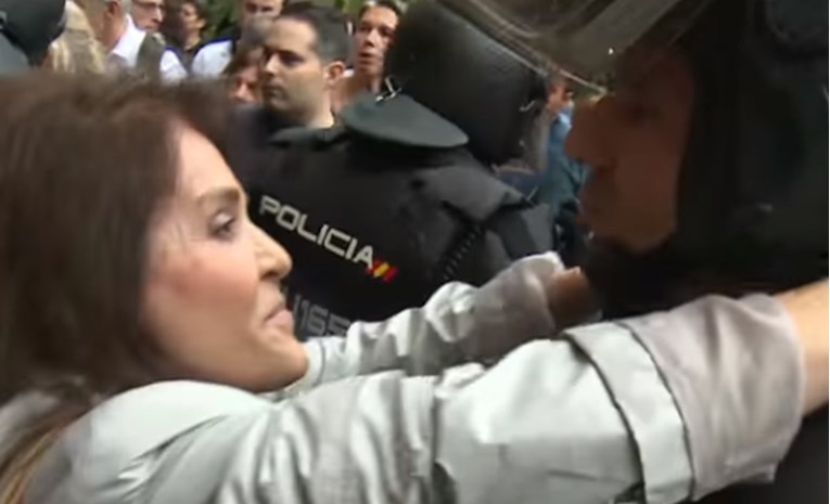 VIDEO Na ulicama Barcelone prosvjednica strastveno poljubila policajca
