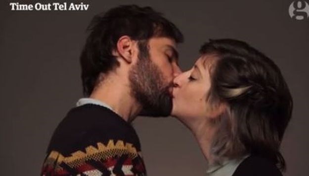 Video: Židovski i arapski parovi, stranci i gayevi poljupcima protiv mržnje i cenzure