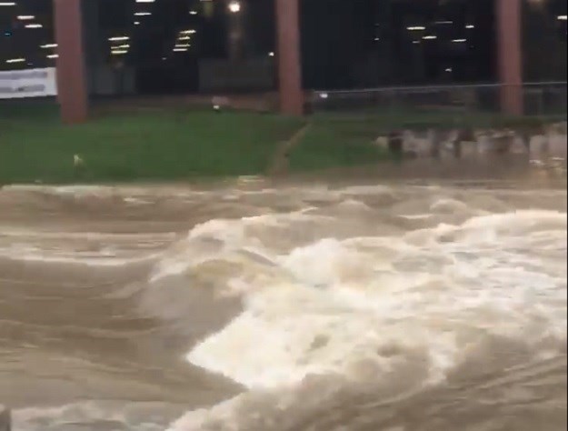 Velike poplave u SAD-u odnijele najmanje pet života: Stotine evakuiranih, ljudi se utapali u autima