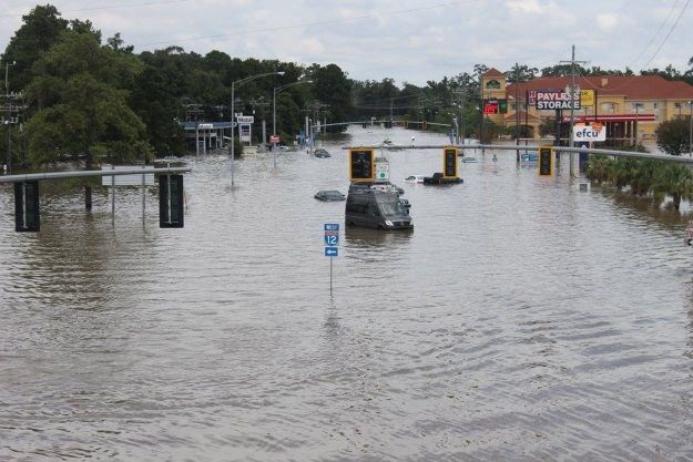 Tisuće evakuiranih zbog poplava u Louisiani i požara u Kaliforniji, 40.000 kuća ostalo bez struje