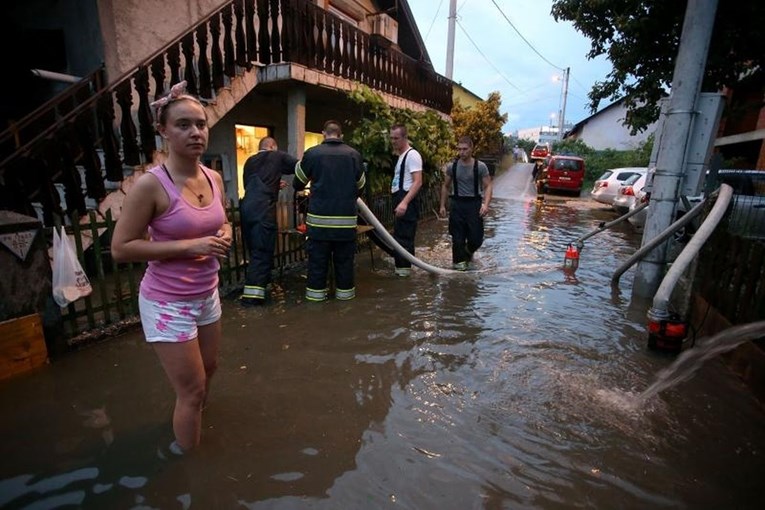 FOTO Obilna kiša potopila cijelu ulicu u Svetoj Klari, voda ušla u kuće