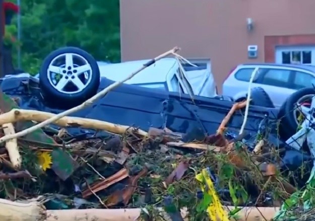 Četiri osobe poginule u velikim poplavama u Njemačkoj: Automobili i namještaj plutaju ulicama