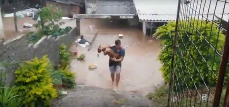 VIDEO Hrabri čovjek riskirao je život kako bi spasio susjedova psa od poplave