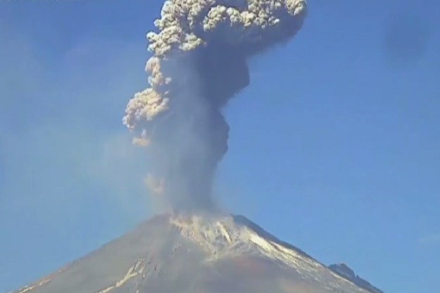 VIDEO Aktivirao se Popocatepetl, izbacuje pepeo čak dva kilometra u zrak