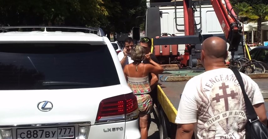 VIDEO U Poreču s dizalice pauka pao skupocjeni Lexus
