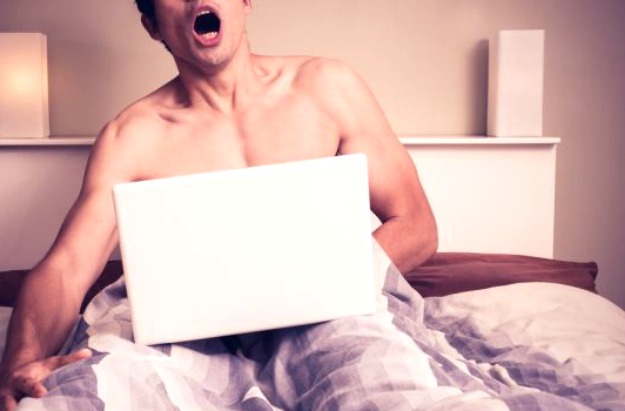 Tipu koji je razbio ekran laptopa da mu mama ne skuži da gleda porniće PornHub poslao iznenađenje