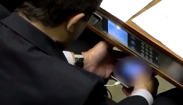 Tvrdi da ga je "brisao": Uhvatili političara kako usred sjednice gleda pornić