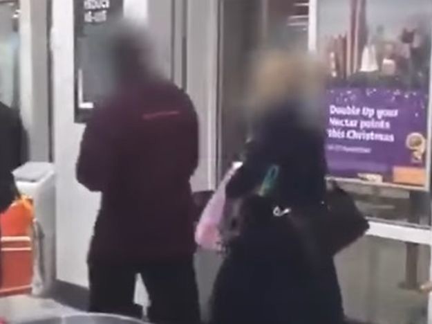 VIDEO Saznala da je dečko vara pa ga brutalno osramotila na poslu