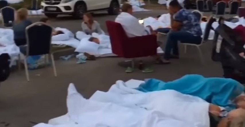 VIDEO Turisti i stanovnici Turske prisiljeni spavati na otvorenom nakon smrtonosnog potresa