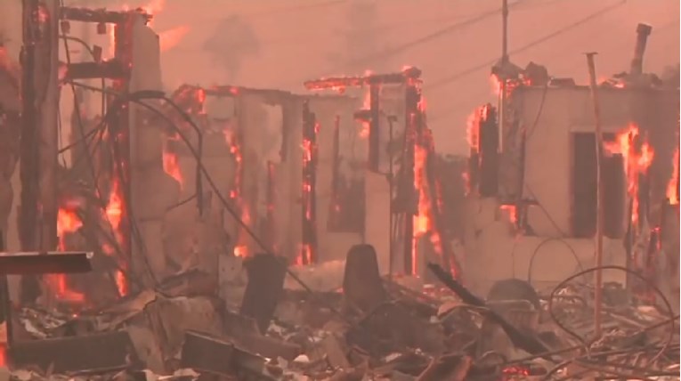 VIDEO Izvanredno stanje u Kaliforniji: Ogromni požar se širi i guta sve pred sobom