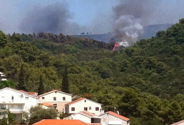 Požar na Korčuli opet van nadzora, mogao bi ugroziti i kuće