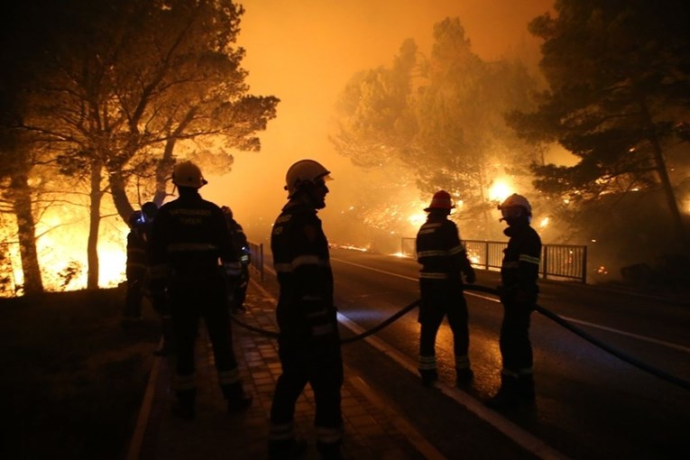 MAKARSKO PRIMORJE Izgorjelo 450 hektara, vatrogasci će na terenu provesti treću noć zaredom