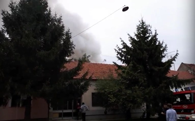 VIDEO Planuo požar u Osijeku, vatrogasci na terenu