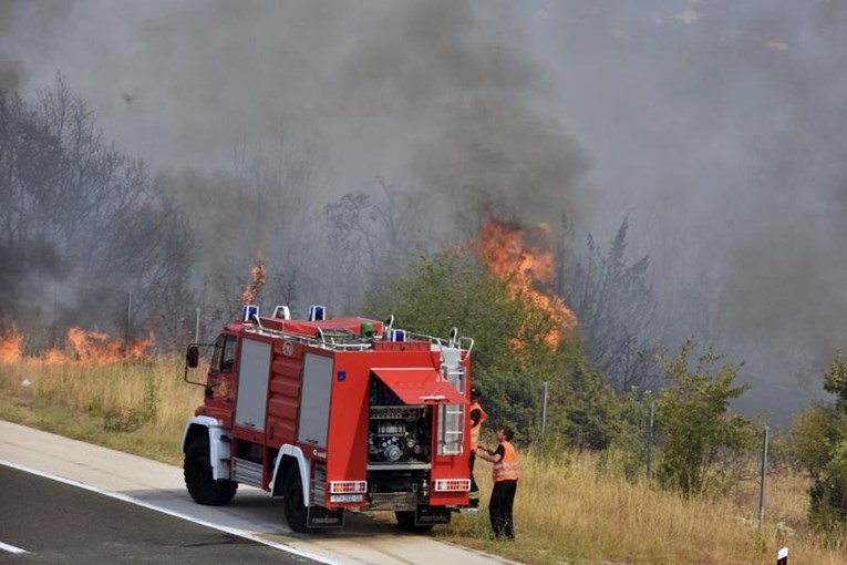 VIDEO Novi požari u Dalmaciji, zatvorena Jadranska magistrala