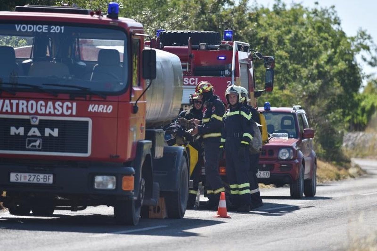 Požar u Šimpragama pod nadzorom, u Žagroviću se gasi iz zraka