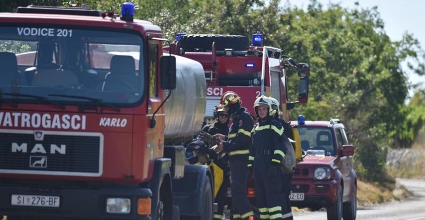 Požar u Šimpragama pod nadzorom, u Žagroviću se gasi iz zraka