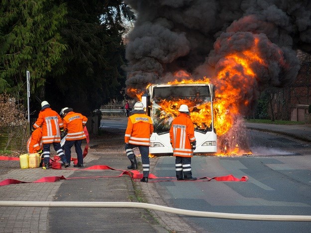 Autobus se zapalio nakon nesreće: 26 kineskih turista poginulo u prometnoj nesreći na Tajvanu