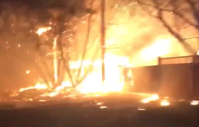 Policajac vozio kroz požar u Kaliforniji, pogledajte snimku