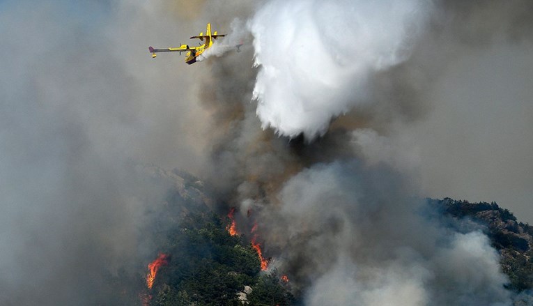 Požari u Dalmaciji: Vatru na Promini gasi 90 vatrogasaca, stižu i kanaderi