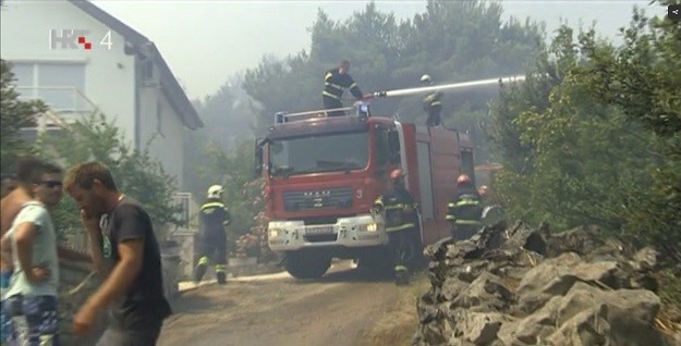 Buknuo požar kod Šibenika, ugroženi ljudi i njihovi domovi