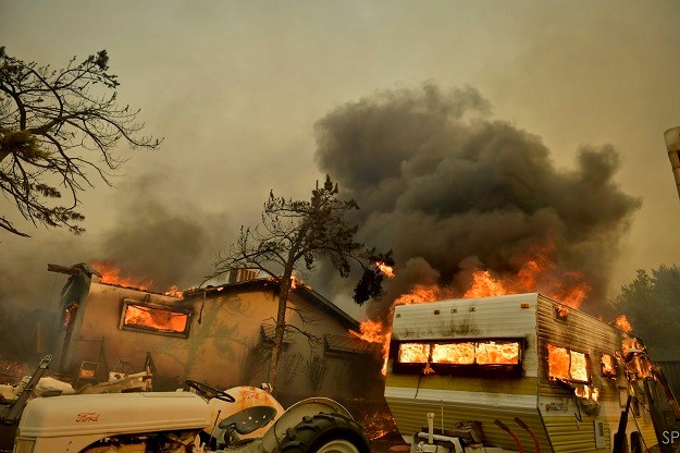 Stotine domova uništene u kalifornijskom požaru, deseci tisuća ljudi u bijegu