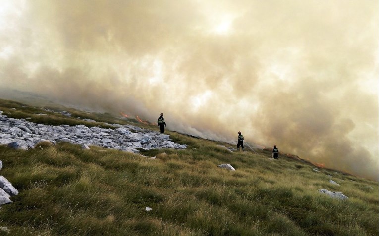 Požar na Velebitu: Sedam kilometara duga vatrena linija se širi zbog bure