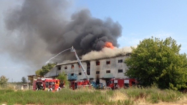 Vatra guta skladište Istrasjemena, tri vatrogasna vozila pokušavaju kontrolirati plamen