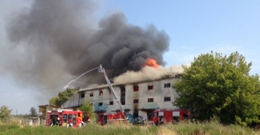 Vatra guta skladište Istrasjemena, tri vatrogasna vozila pokušavaju kontrolirati plamen