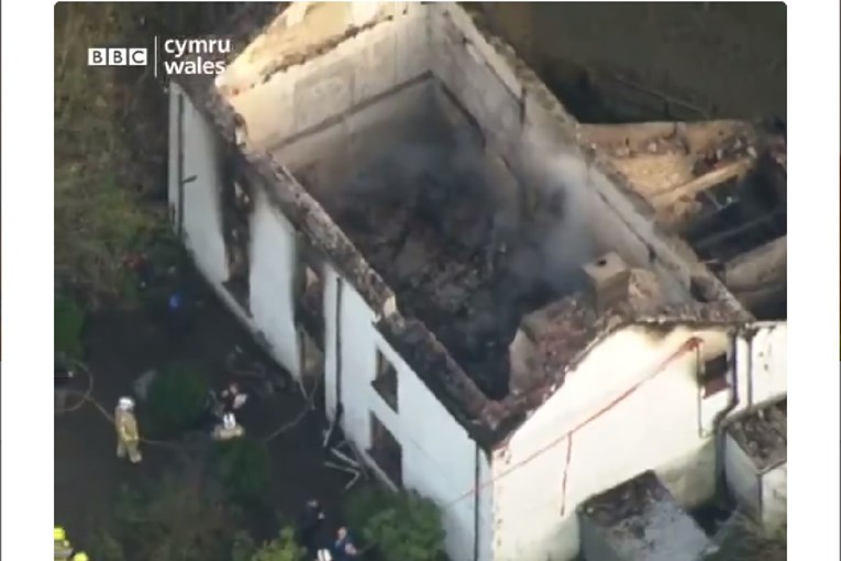 VIDEO Požar progutao obiteljsku kuću u Walesu: "Zbog ogromne štete ne možemo identificirati žrtve"