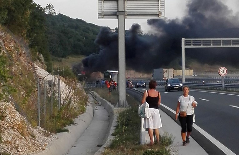 VIDEO, FOTO Kod Bakra se zapalio autobus pun putnika, potpuno je uništen: "Gori, svi van!"