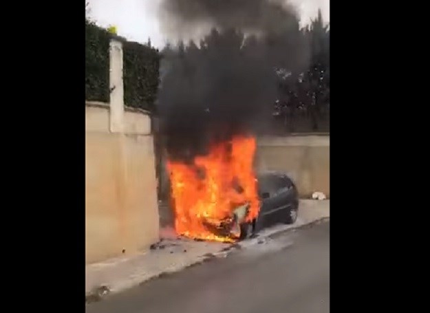 Požar u Puli: Automobil se pretvorio u buktinju i gorio uz prometnu cestu