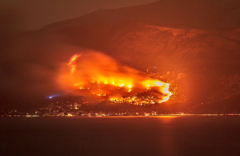 FOTO, VIDEO Ogroman požar kod Omiša: Gori iznad Krila Jesenice, vatra kraj kuća: "Stanje nije dobro"