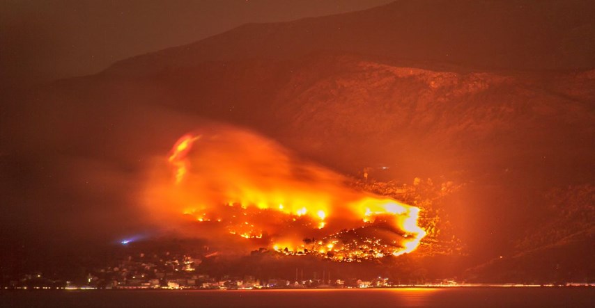 FOTO, VIDEO Ogroman požar kod Omiša: Gori iznad Krila Jesenice, vatra kraj kuća: "Stanje nije dobro"