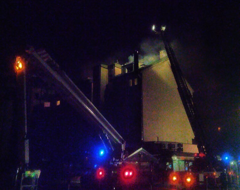 FOTO, VIDEO U Zagrebu se zapalio krov zgrade u kojoj je restoran Sofra