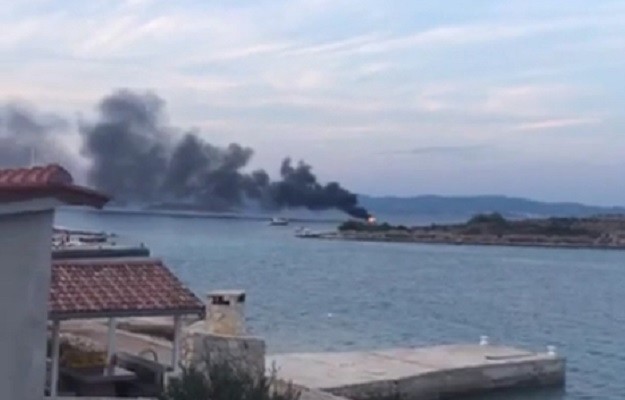 VIDEO Kod otoka Kaprija se zapalio gliser, putnici u panici skakali u more