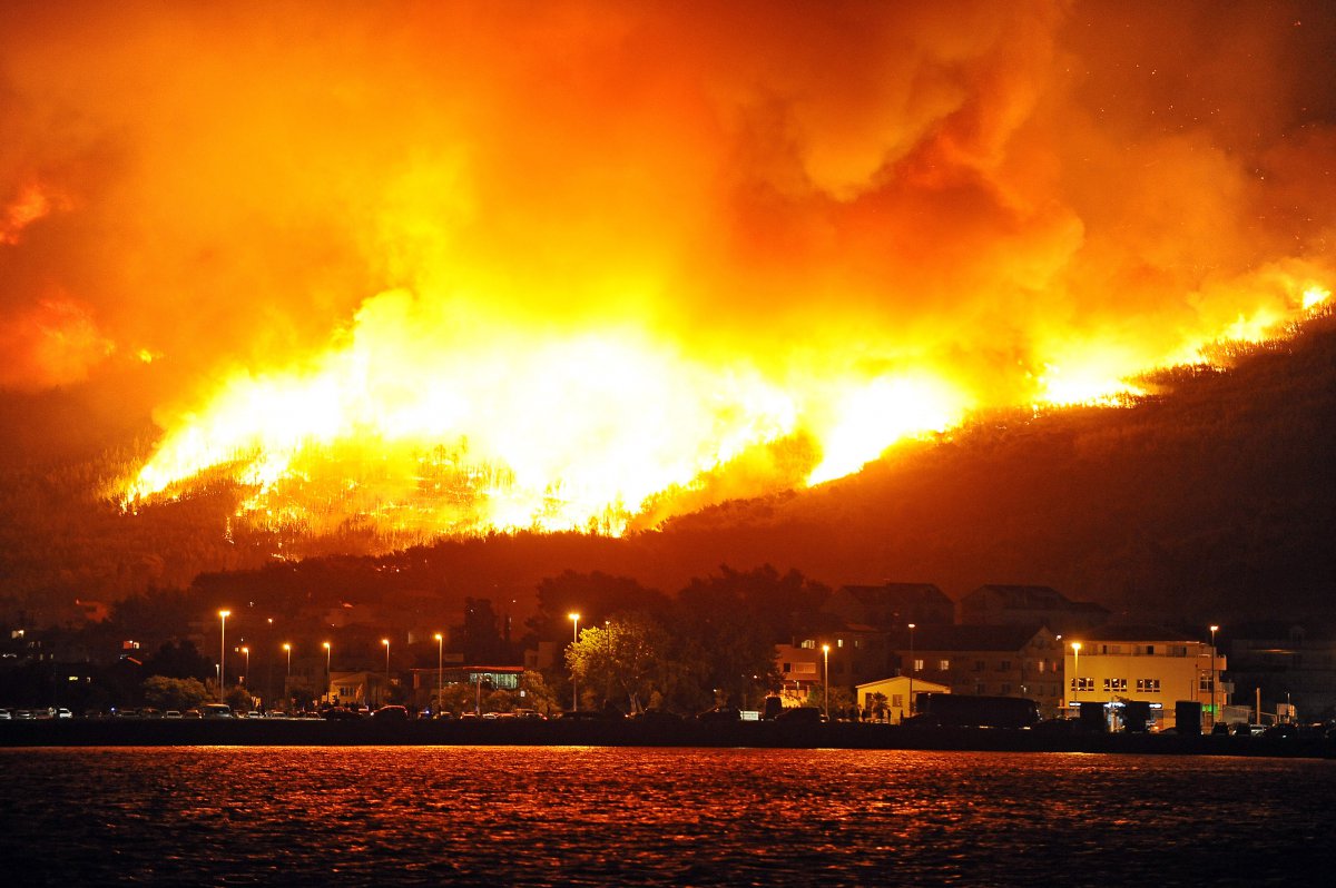 NAVIJAČI SE UJEDINILI U BORBI PROTIV VATRENE STIHIJE U Split stižu i Ultrasi, Kohorta, Tornado...