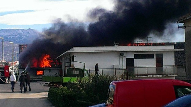 Instalacije ili pirotehnika: Izgorjelo skladište HŽ-a u Kaštelima, šteta milijunska
