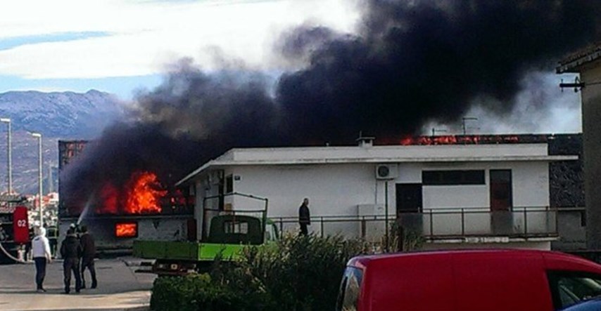 Instalacije ili pirotehnika: Izgorjelo skladište HŽ-a u Kaštelima, šteta milijunska