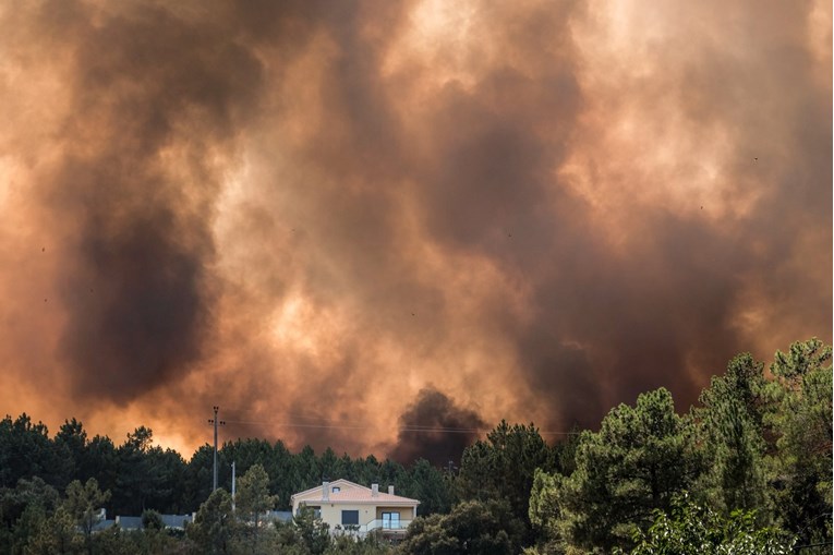 VIDEO Vojska i vatrogasci bespomoćno se bore protiv sve većih požara u Portugalu