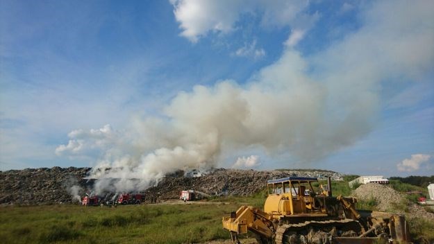Vatrogasci zaustavljaju paniku zbog požara na smetlištu kod Koprivnice: "Nema otrovnih plinova"