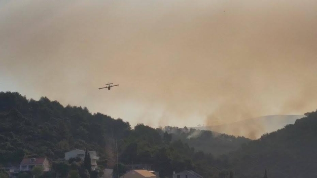 Vatrogasci u Prugovu spriječili širenje požara prema kućama, na Korčuli bi moglo biti opasno ako zapuše