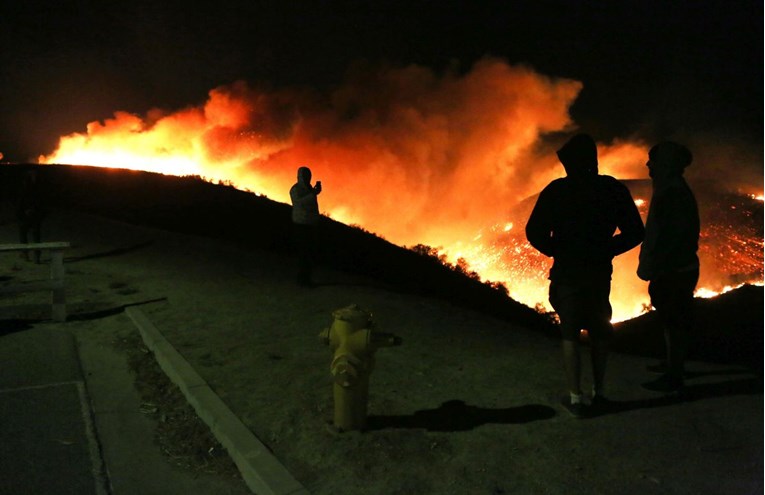 POŽAR GUTA LOS ANGELES Gore imanja u elitnom Bel-Airu, 150 tisuća ljudi evakuirano, jedna osoba poginula