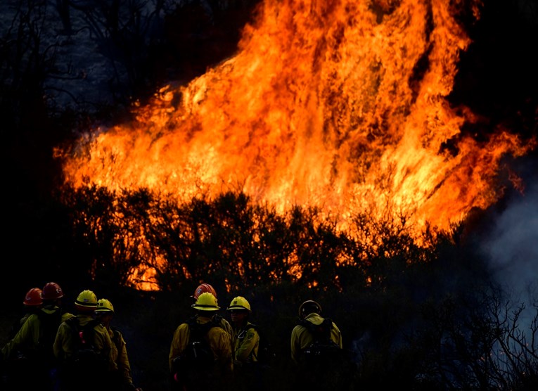 Požar i dalje pali sve pred sobom oko Los Angelesa, evakuira se i dio Santa Barbare