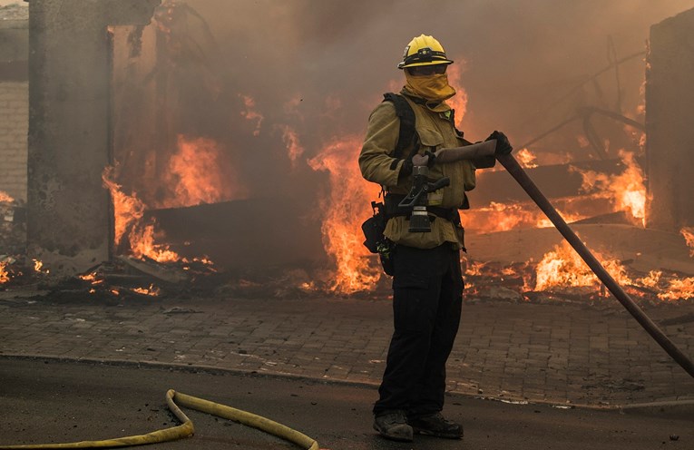 Divovski požar u Kaliforniji proširio se do Los Angelesa