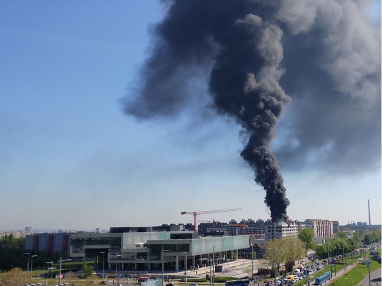 Planula zgrada u blizini Muzeja suvremene umjetnosti, gust dim vidio se iz cijelog Zagreba